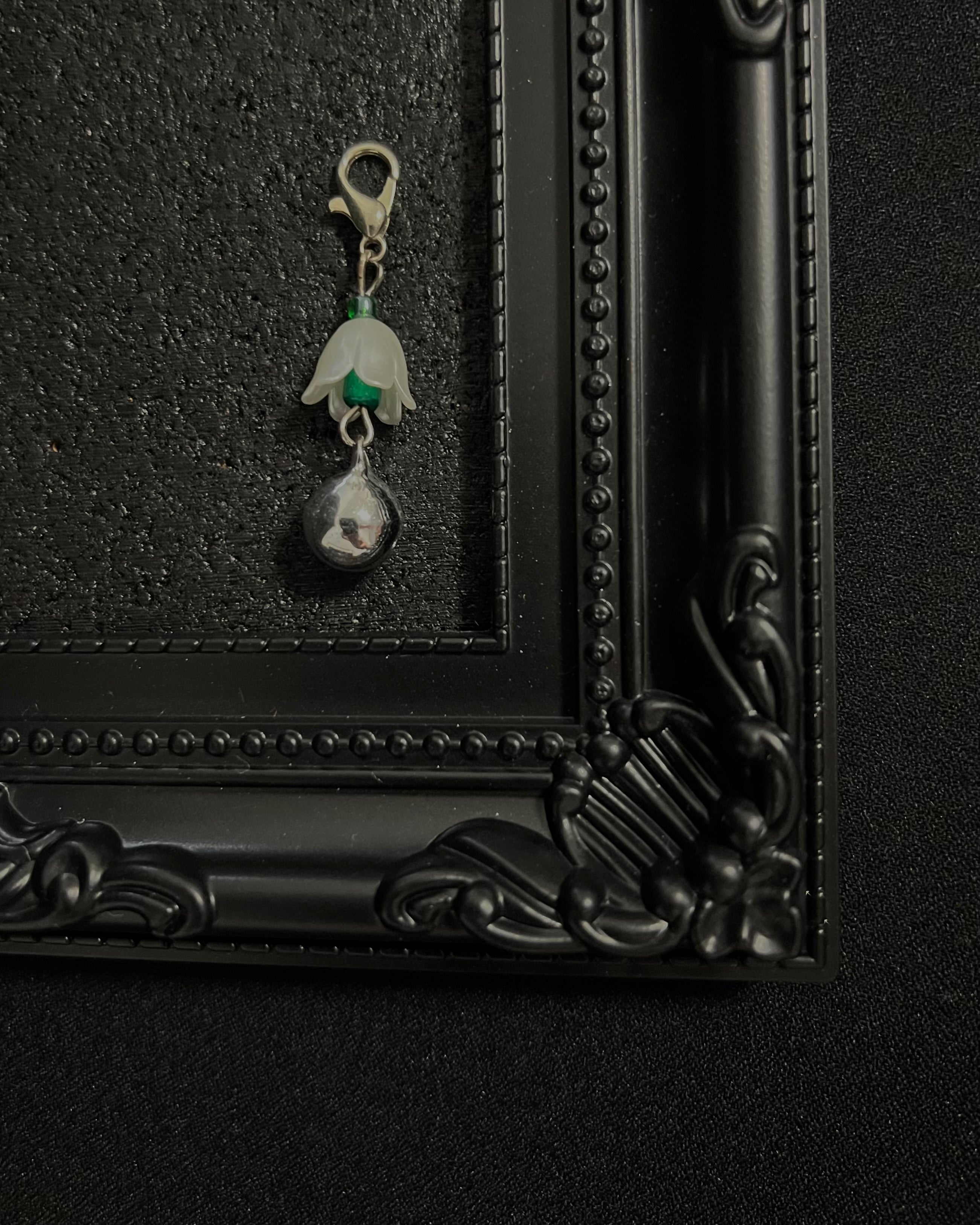 Cute Kawaii Adorable Handmade Crafted Cat and Kitty Bells for Felines to be connected to a collar. Green / Dark Green / Emerald Green Colour with White Pearl Flower. Coquette and Gothic Accessories for Cats 