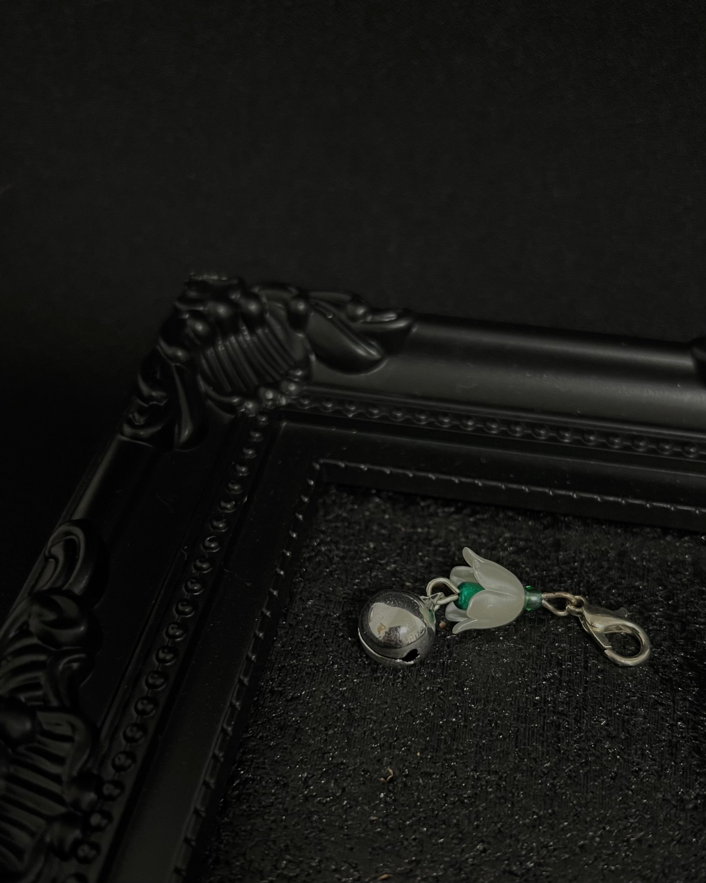 Cute Kawaii Adorable Handmade Crafted Cat and Kitty Bells for Felines to be connected to a collar. Green / Dark Green / Emerald Green Colour with White Pearl Flower. Coquette and Gothic Accessories for Cats 